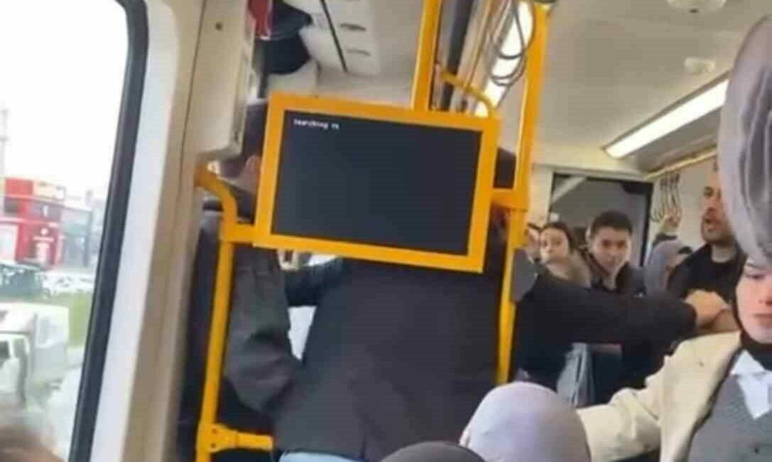 Bursa’da metro ile seyahat eden iki yolcu arasında çıkan tartışma