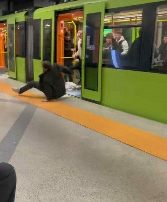 Metroda yaşlı adama hakaret etti, tekme tokat darp edilip araçtan atıldı Bursa’da toplu taşıma aracına binen genç yolcu, yaşlı kişiyle tartışınca