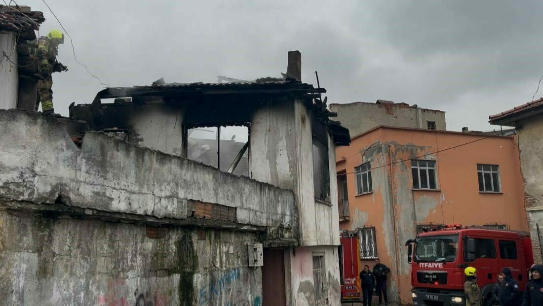 Metruk bina alevlere teslim oldu Bursa’nın Yıldırım ilçesinde metruk bina alevlere teslim oldu. Yangın itfaiye