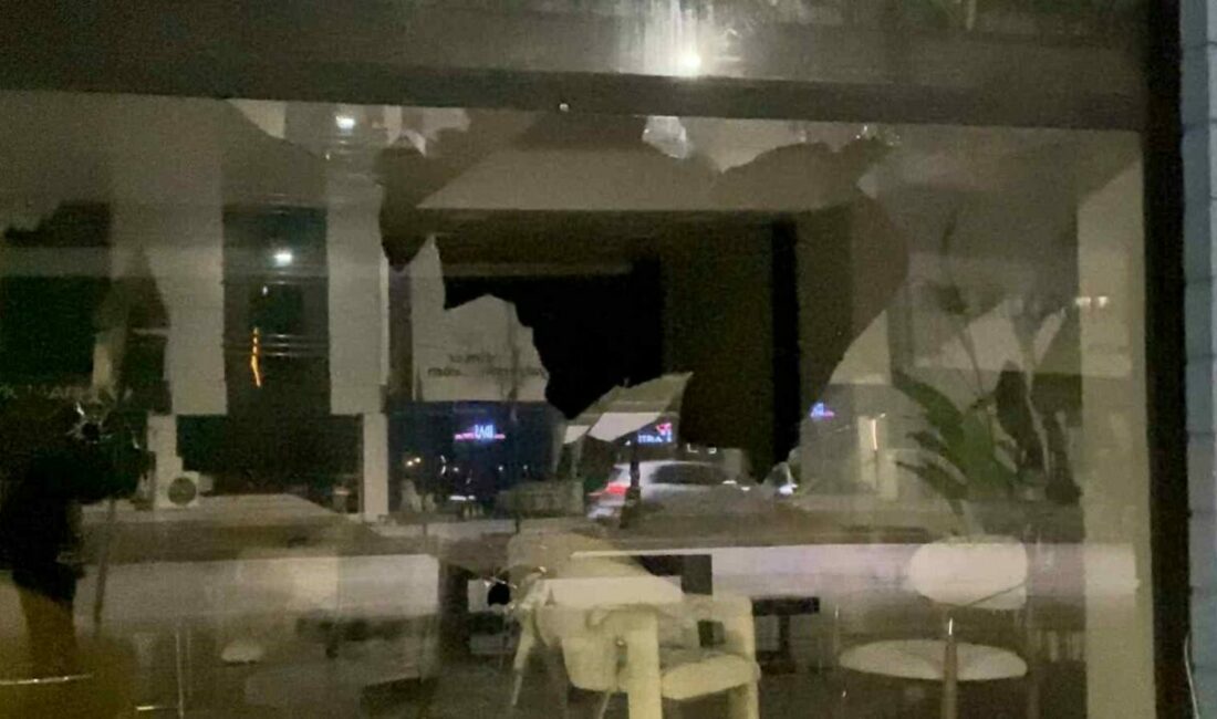 Motosikletli şahıs mağaza camını taşla kırdı Bursa’nın İnegöl ilçesinde meydana gelen olayda motosikletli şahıs, mobilya mağazasının
