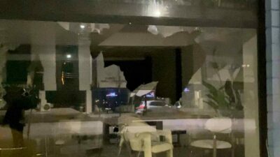 Bursa’nın İnegöl ilçesinde meydana gelen olayda motosikletli şahıs, mobilya mağazasının