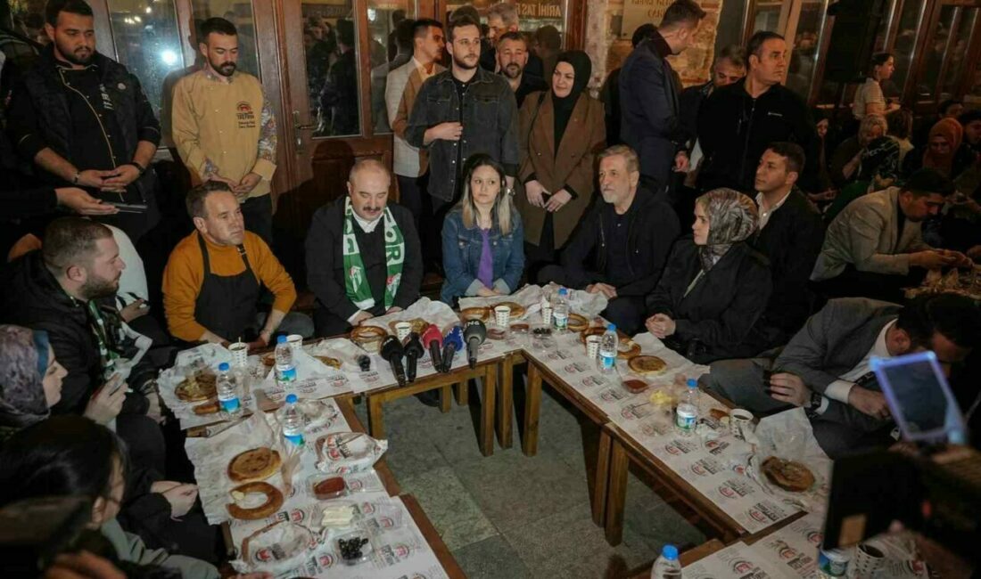 Mustafa Varank, Bursa’da vatandaşlarla sahurda bir araya geldi Sosyal medyadan yaptığı paylaşım ile yüzlerce kişiyi bir araya toplayan