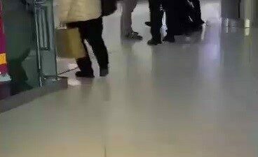 Bursa’da bulunan Kent Meydanı Alışveriş Merkezi’nde müşteri ile güvenlik görevlisinin