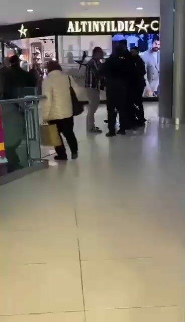Müşteri ile güvenlik görevlisinin tartışması kamerada Bursa’da bulunan Kent Meydanı Alışveriş Merkezi’nde müşteri ile güvenlik görevlisinin