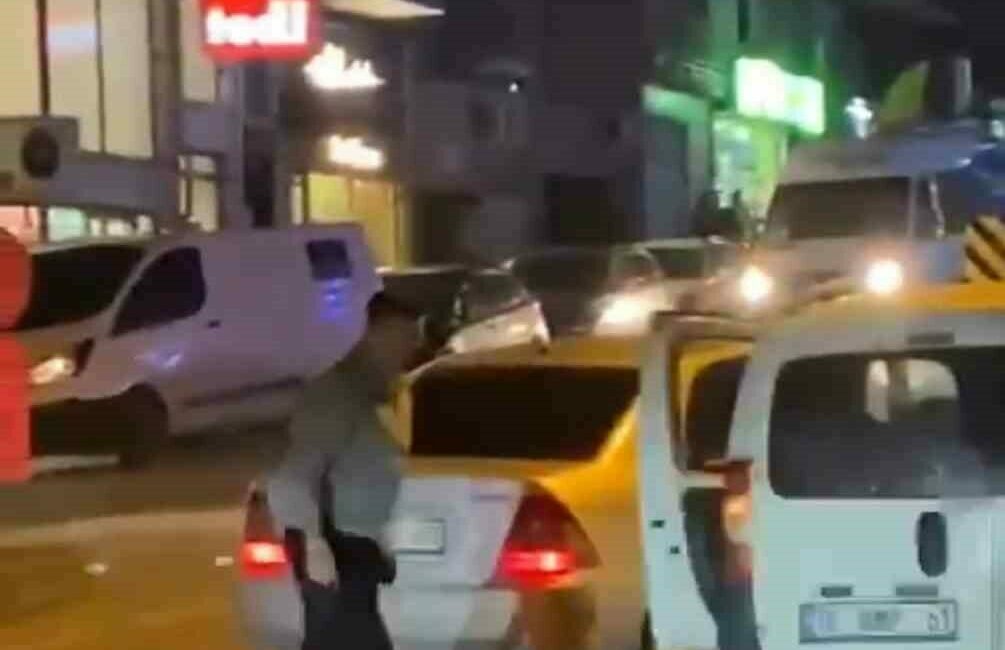 Bursa’da narkotik madde taşıyan 2 şüpheli, cadde üzerinde polis ekiplerinin