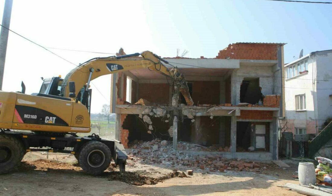 Nilüfer’de 2 katlı kaçak bina yıkıldı Nilüfer Belediyesi, kaçak yapılaşmaya karşı sürdürdüğü mücadele kapsamında; Yolçatı Mahallesi’nde