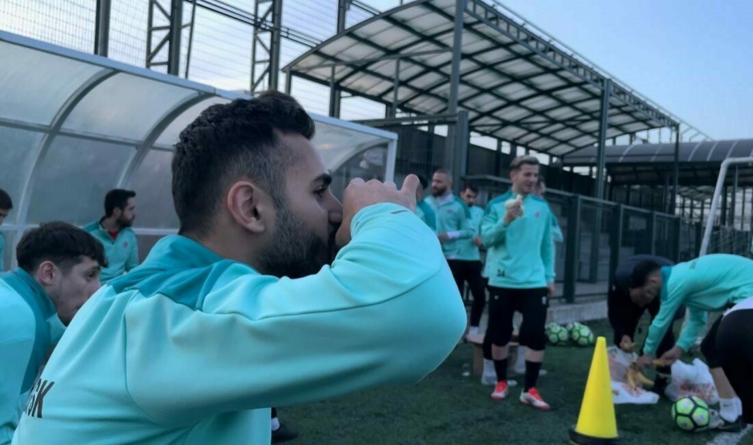 Önce müsabaka için sonra iftar için koştular Bursa’da amatör ligde mücadele eden futbol takımı oynanacak play-off maçlarına