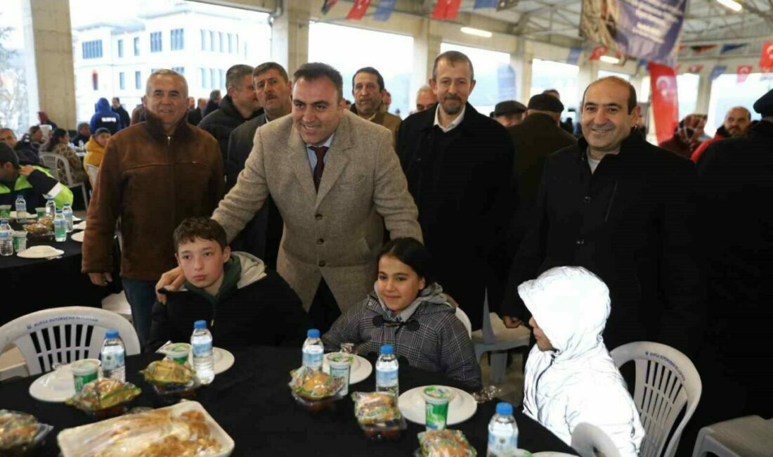 Orhaneli iftar sofrasında bir araya geldi Ramazan ayının bereketini yaptığı çalışmalarla kentin her noktasında hissettiren Bursa