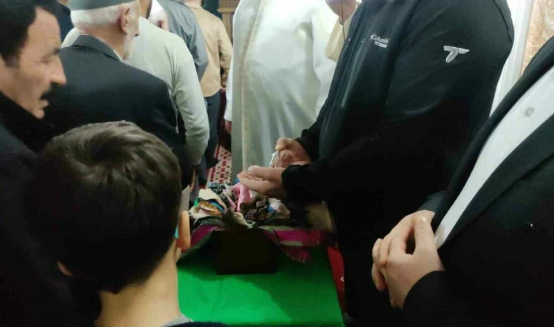 Orhangazi’de Sakal-ı Şerif ziyarete açıldı Bursa’nın Orhangazi ilçesinde büyük bir coşkuyla idrak edilen Kadir Gecesi’nde