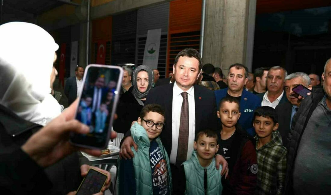 Osmangazi Belediye Başkanı Aydın, bin kişiyle iftar açtı Osmangazi Belediye Başkanı Erkan Aydın, Ramazan ayında ilçedeki vatandaşları iftar