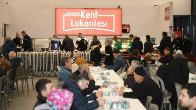 Osmangazi Belediyesi’nin ilçenin yedi noktasına kurduğu iftar sofraları, Ramazan ayının