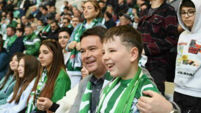 Osmangazi’de yaşayan çocuklara Bursaspor sevgisi aşılamak için mücadele veren Osmangazi