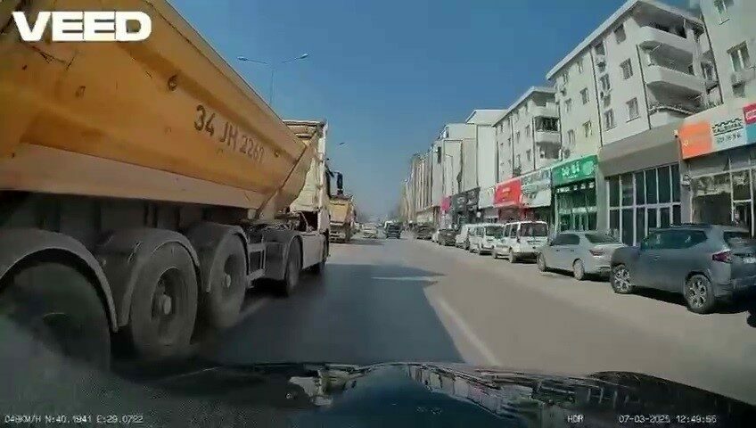 Bursa’da otomobilin önüne atlayan kamyon ve otomobil sürücüsünün manevrası araç