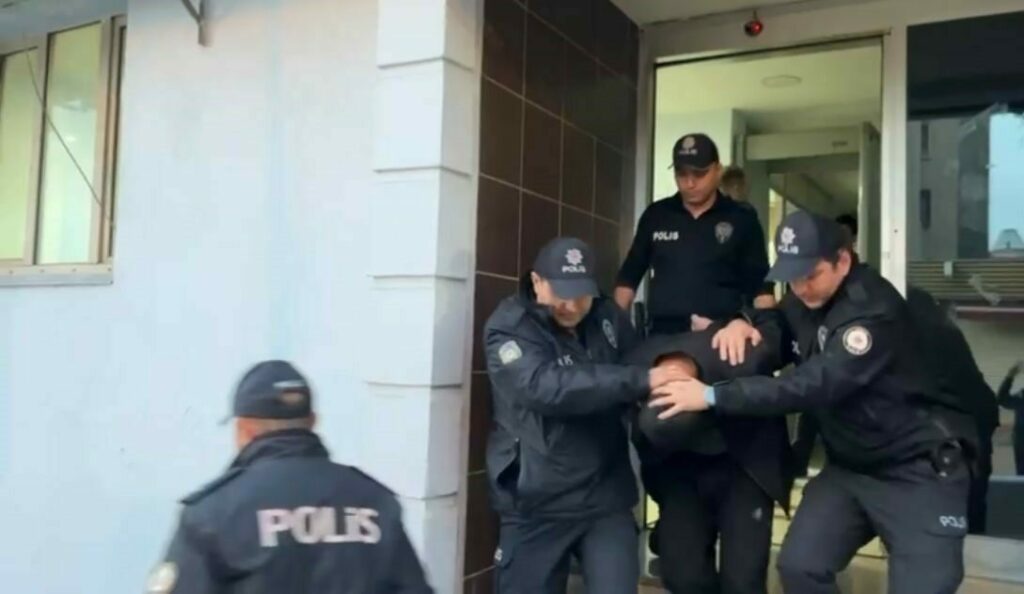 Bursa’da kendilerine gelen ihbarı değerlendiren polis, çok sayıda suç kaydı