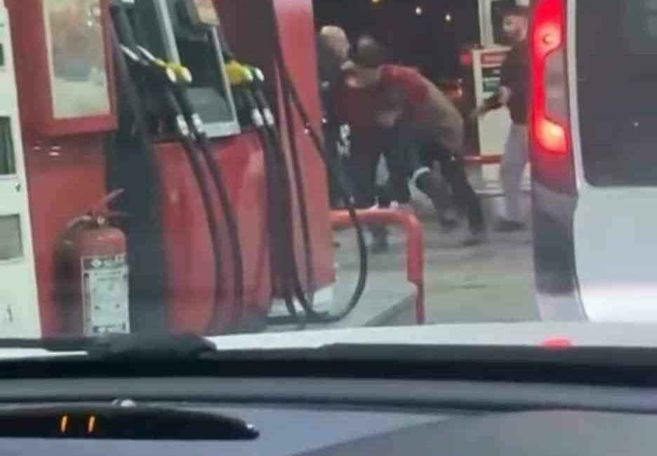 Bursa’da bir petrol istasyonunda pompacı ile yakıt alan vatandaş arasında