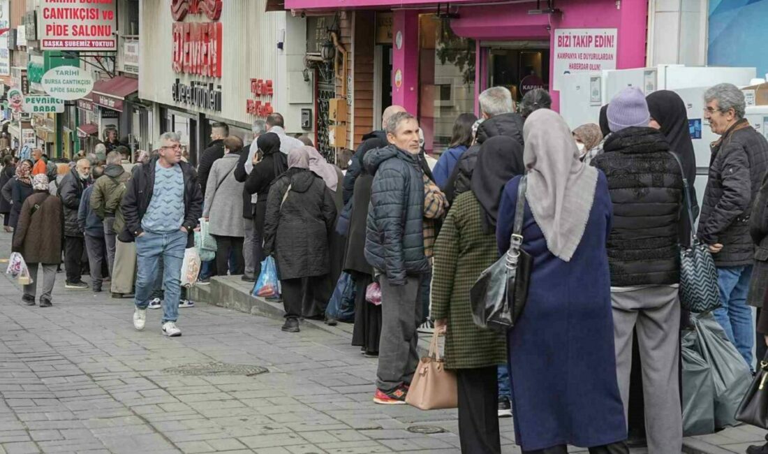 Ramazan alışverişi için kasaplarda metrelerce et ve kıyma kuyruğu Ramazan ayının gelmesiyle beraber vatandaşlar, et ve kıyma almak için