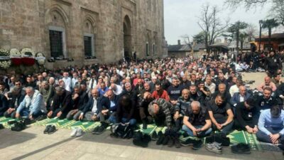 Ramazanın son cuma namazı feyzinden ve bereketinden yararlanmak isteyen Bursalılar,