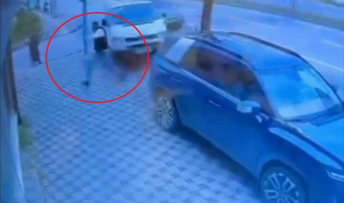 Refleksiyle hayatta kaldı, 2 araç arasında sıkışmaktan zıplayarak kurtuldu: O anlar kamerada Bursa’da iki aracın karıştığı kaza sonrası kontrolden çıkan ticari araç