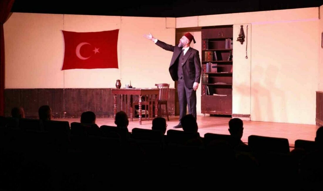 ‘Şair, Şiir, Şuur’ oyunu tiyatroseverler ile buluştu Vatan şairi Mehmet Akif Ersoy’un İstiklal Marşı’nı nasıl ve hangi