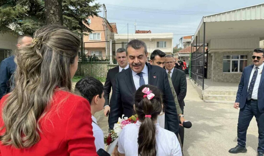 Seçim vaadinde bulunmuştu, Milli Eğitim Bakanı’nı sınıfına getirdi Bursa’nın Osmangazi İlçesi Hamitler Mahallesi’ndeki Şehit Göksu Şafak Şahin İlkokulu