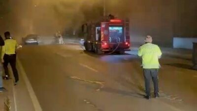 Bursa’nın Osmangazi ilçesinde seyir halindeki otomobil cadde üzerinde alev alev