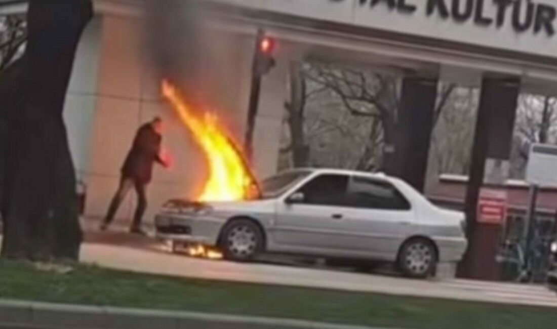 Seyir halindeyken arıza yapan araç alev topuna döndü Bursa’da seyir halindeyken motor kısmından arıza yapan araç bir anda