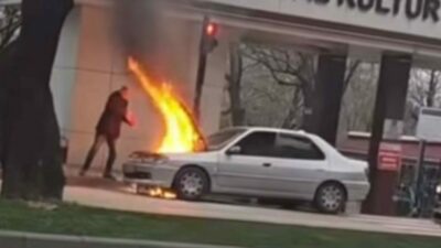 Bursa’da seyir halindeyken motor kısmından arıza yapan araç bir anda