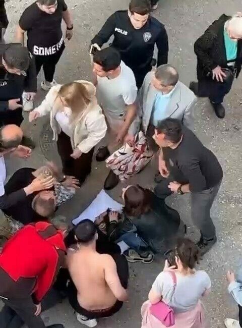 Sokak ortasında sırtından bıçaklandı Bursa’da sokakta yürürken kimliği belirsiz bir şahıs tarafından sırtından bıçaklanan