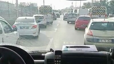 Bursa’da ambulansı gören sürücüler, fermuar sistemini başarıyla uyguladı. Duyarlı sürücülerin