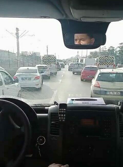 Sürücülerin fermuar sistemi büyük alkış aldı Bursa’da ambulansı gören sürücüler, fermuar sistemini başarıyla uyguladı. Duyarlı sürücülerin