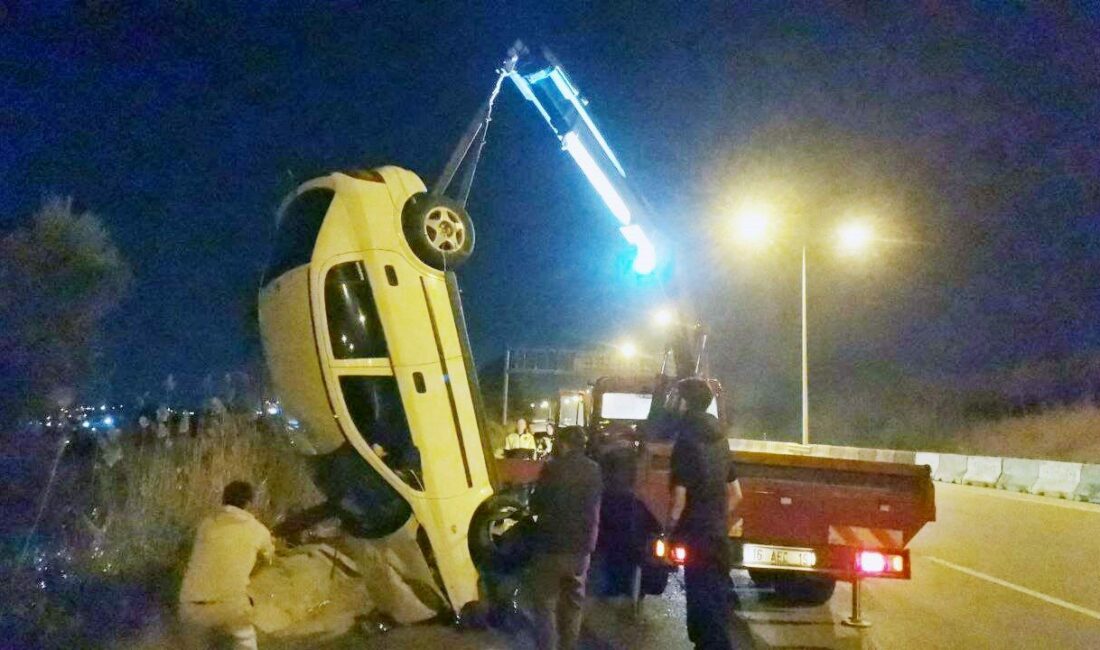 Mudanya’da direksiyon hakimiyetini kaybeden otomobil taklalar atarak zeytin bahçesine uçarken,