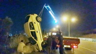 Mudanya’da direksiyon hakimiyetini kaybeden otomobil taklalar atarak zeytin bahçesine uçarken,