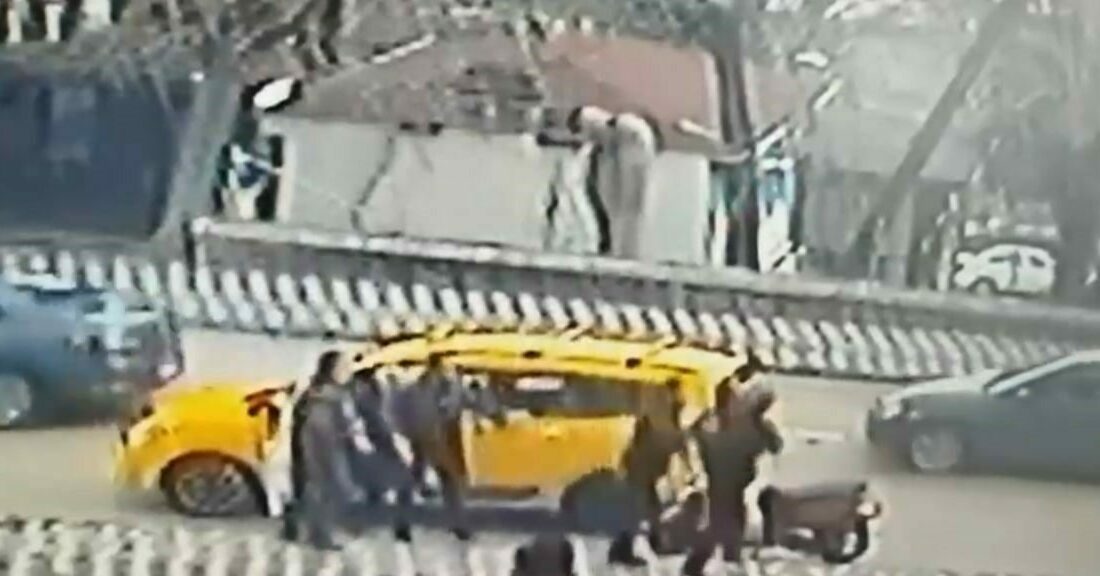 Taksiciyle motosikletli kavgaya tutuştu, cadde ringe döndü Bursa’da ticari aracın sürücüsüyle, motosikletli arasında çıkan tartışma kavgaya dönüşünce,