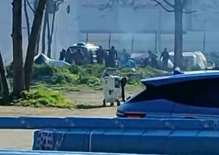 Taşlı sopalı kavga kamerada Bursa’da iki grup arasında çıkan taşlı sopalı kavga kameraya yansıdı.
