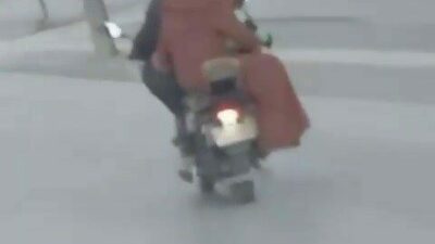 Bursa’da motosiklete 4 kişi binen ailenin tehlikeli yolculuğu saniye saniye