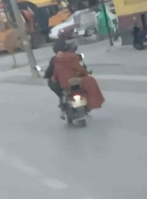 Bursa’da motosiklete 4 kişi binen ailenin tehlikeli yolculuğu saniye saniye