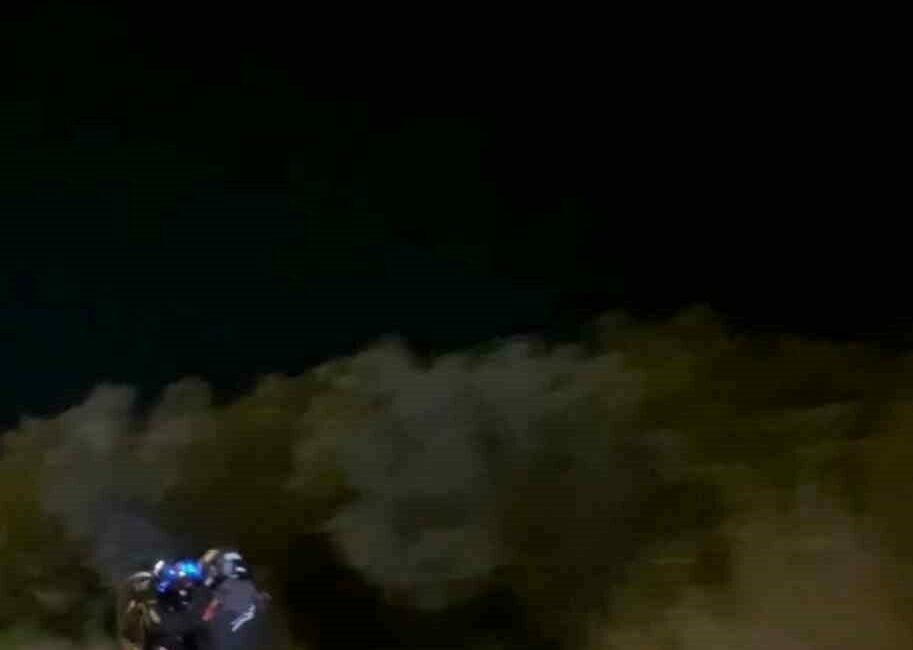 Tek teker üstünde tehlikeli yolculuk kamerada Bursa-Mudanya Yolu’nda bir motosiklet sürücüsünün anayolda ön tekeri kaldırarak yaptığı