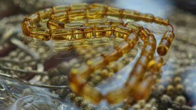Pinus Succinifera ağacının fosilleşmiş reçinesi olan damla kehribardan yapılan tespihler,