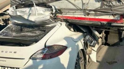 Bursa’da kontrolden çıkarak tırın altına giren lüks otomobil hurdaya döndü.