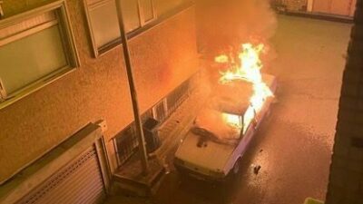 Bursa’nın Osmangazi ilçesinde eski model araç alev alev yandı. Balkonda