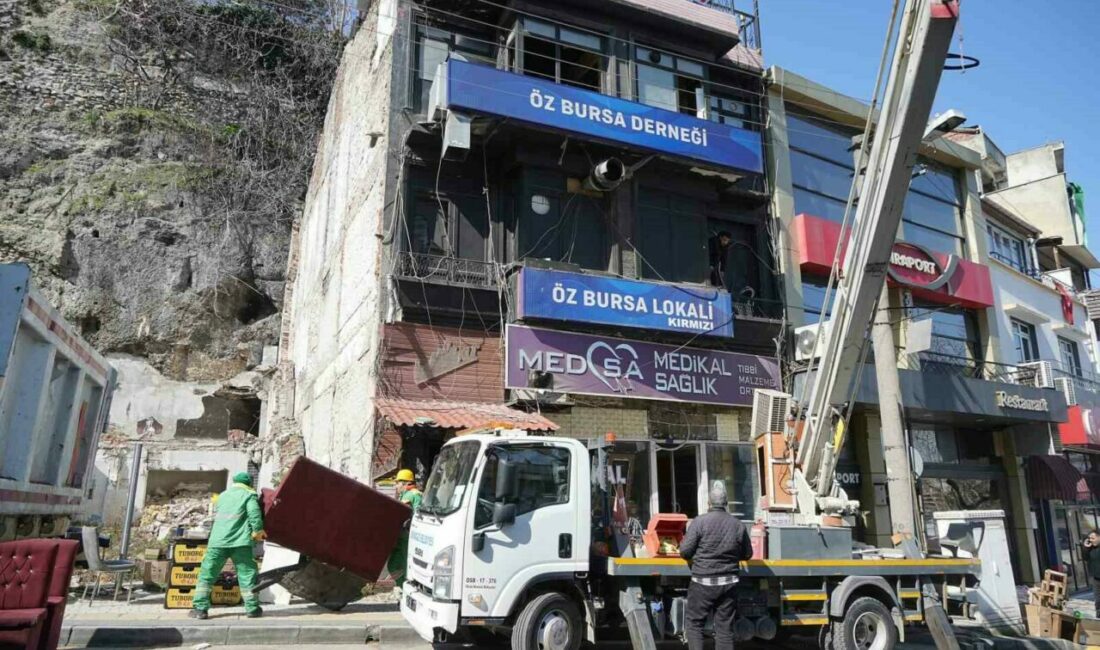 Bursa’da Çakırhamam Temiz Cadde üzerinde tarihi surların önünde inşa edilen
