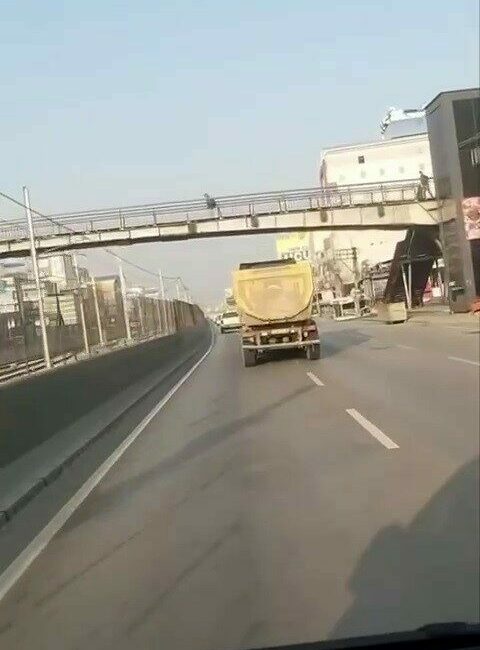 Trafiği hiçe sayan kamyon dakikalarca makas attı Bursa’da bir kamyon sürücüsü, trafiği hiçe sayarak dakikalarca makas attı.
