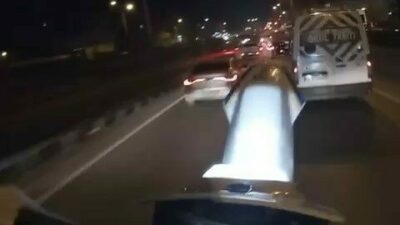Bursa’da motosiklet sürücüsü Y.E.A, akşam saatlerinde yoğun araç trafiğinde motosikletinin