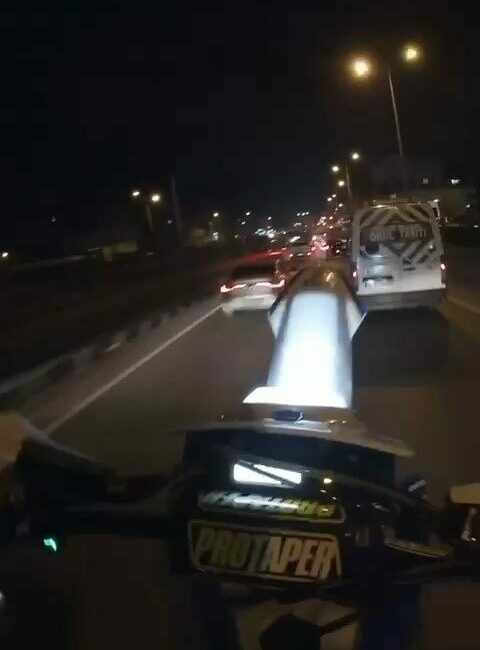 Trafiği tehlikeye atan motosikletli yakalandı Bursa’da motosiklet sürücüsü Y.E.A, akşam saatlerinde yoğun araç trafiğinde motosikletinin