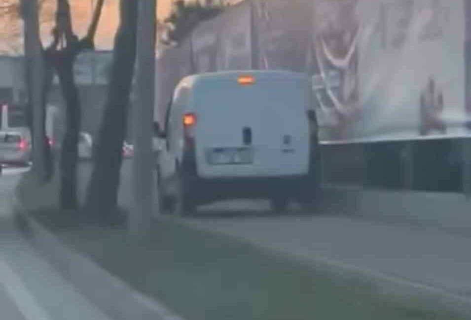 Trafikten kaçmak için kaldırımı kullandı Bursa’da bir sürücü, trafikten kaçmak için aracıyla kaldırıma çıktı. İlginç