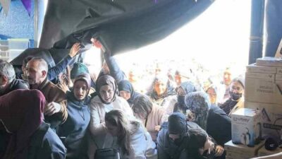 Bursa’nın İnegöl ilçesinde indirim mağazasının açılışında ürünleri almak isteyen vatandaşlar
