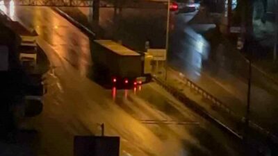 Bursa’nın Gemlik ilçesinde yoğun yağış sebebiyle kayganlaşan yolda sürücüsünün kontrolünden