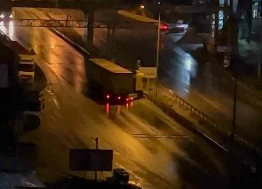 Yağış sebebiyle tır kaydı, trafik aksadı Bursa’nın Gemlik ilçesinde yoğun yağış sebebiyle kayganlaşan yolda sürücüsünün kontrolünden