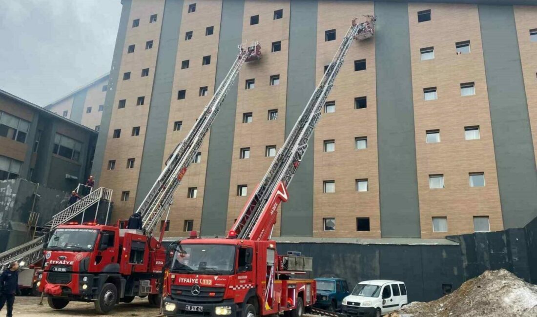 Yanan otelden ilk açıklama geldi Uludağ’da yanan otel yönetimden ilk açıklama geldi. Yangının otelin dışından