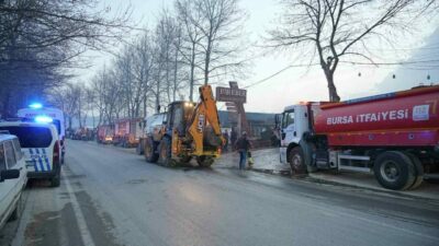Bursa’da yangın çıkan iş yerinin çevresinde güvenlik önlemi alan polise
